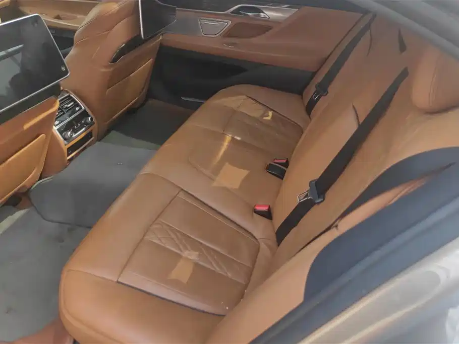 BMW 7 Series 2017 — фото 11