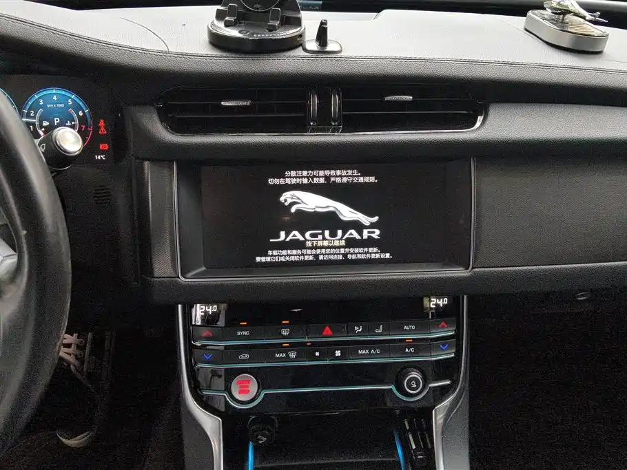 Jaguar XFL 2020 — фото 13