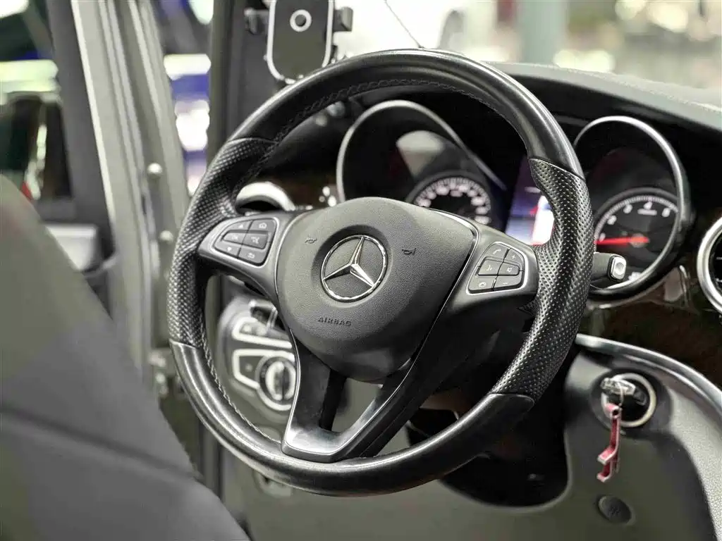 Mercedes-Benz V-Class 2018 — фото 11