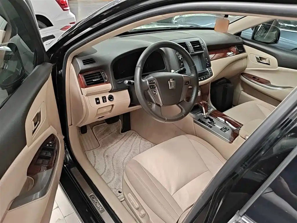 Toyota Crown 2014 — фото 16