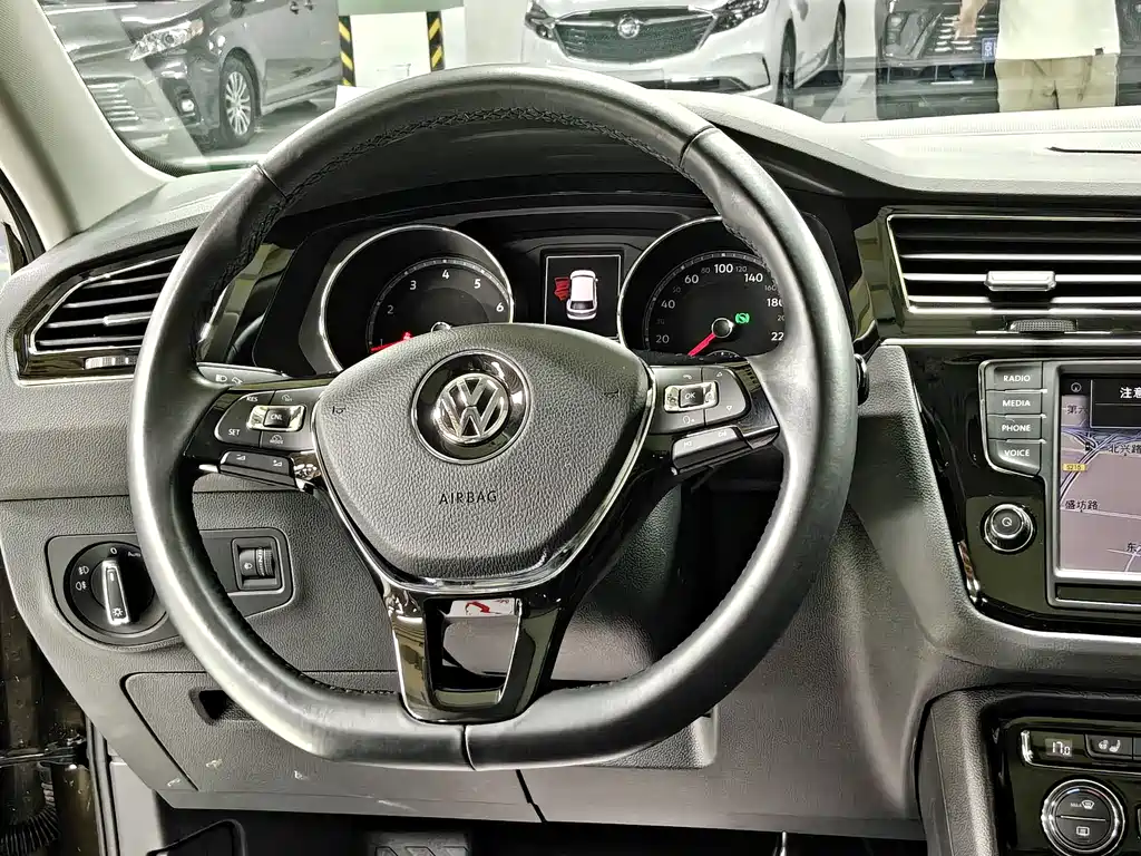 Volkswagen Tiguan L 2018 — фото 13