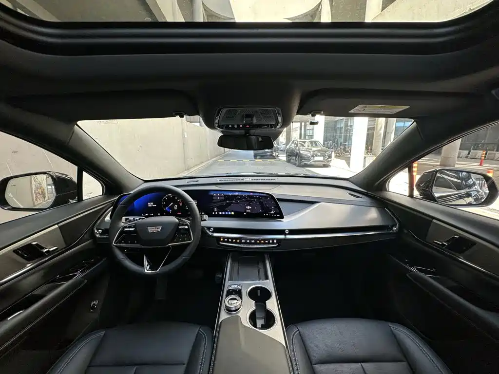 Cadillac XT5 2025 — фото 11
