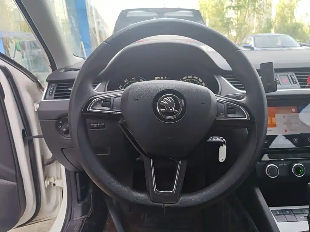 Skoda Octavia 2020 — фото 11