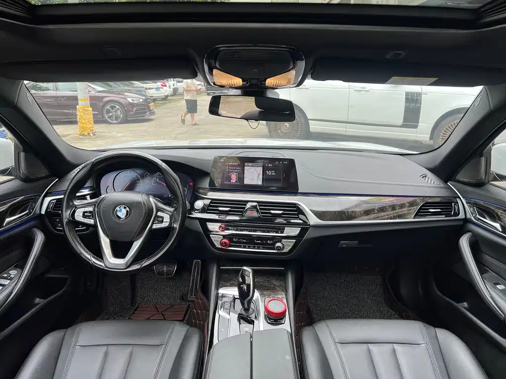 BMW 5 Series 2018 — фото 14