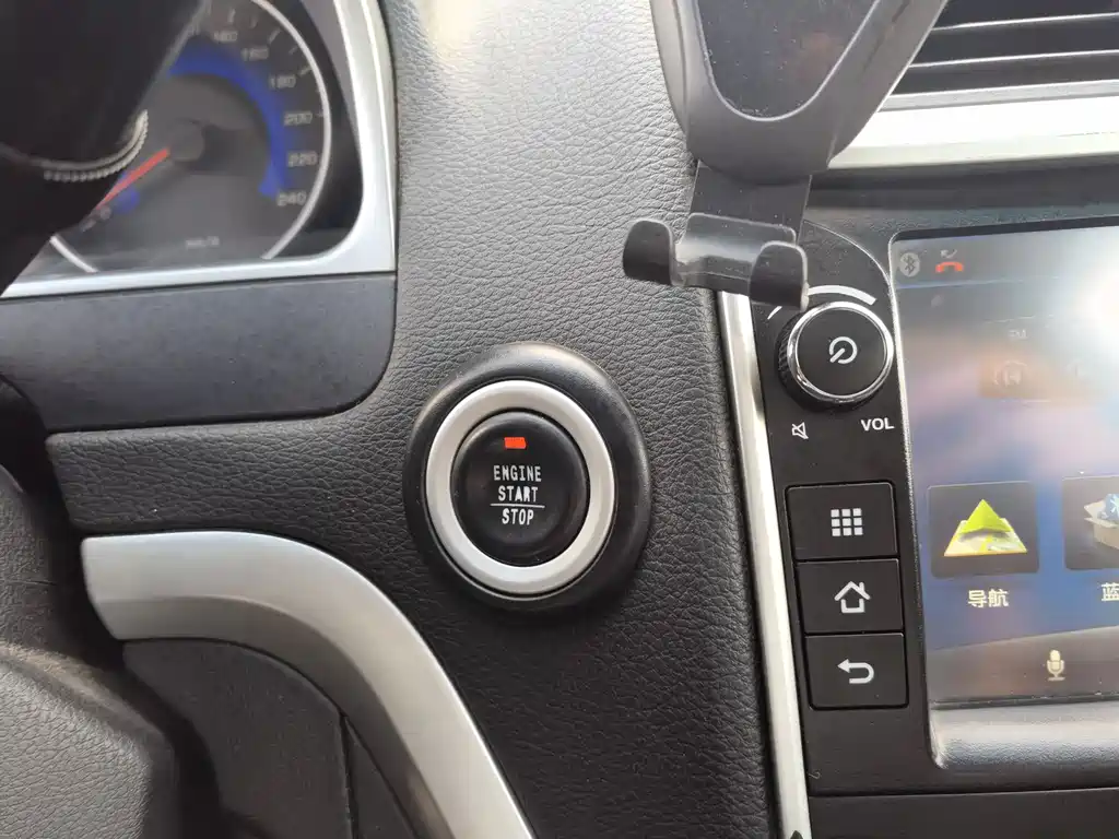 Geely Emgrand 2015 — фото 16