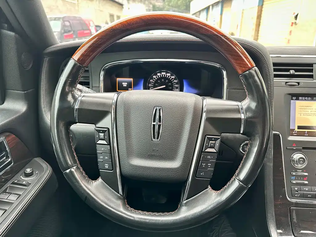 Lincoln Navigator 2017 — фото 15