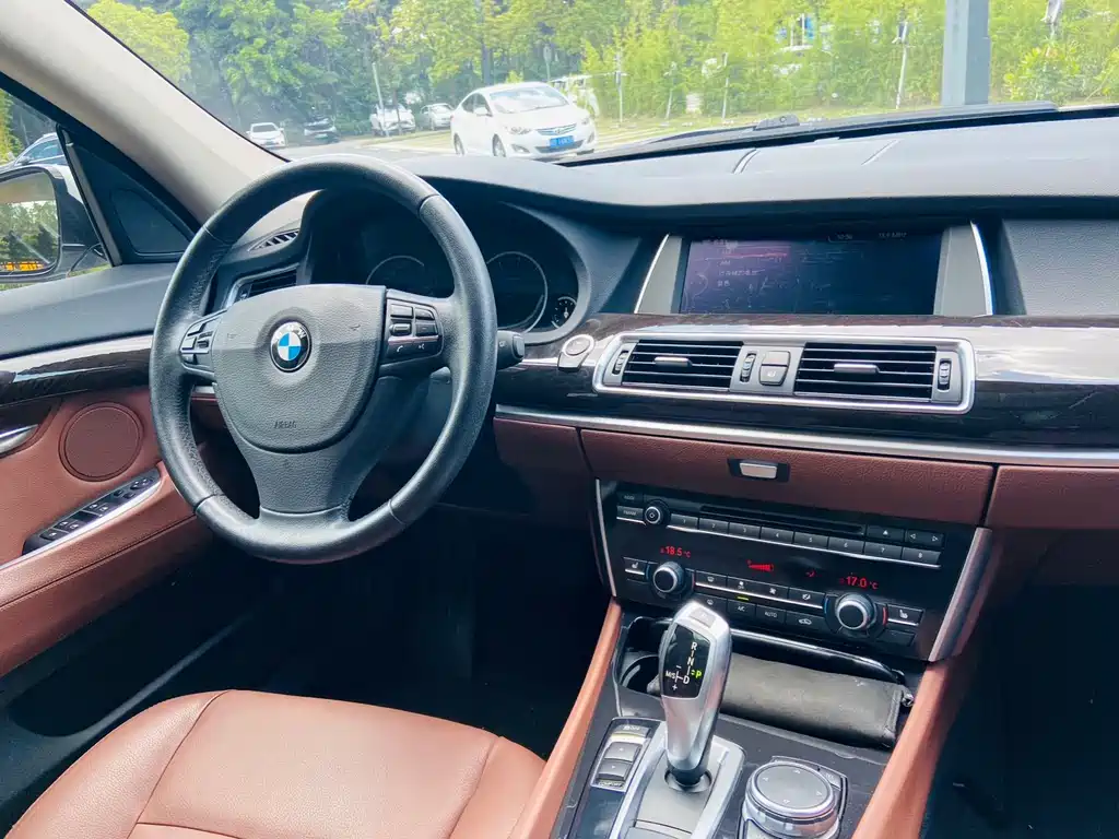 BMW 5 Series GT 2015 — фото 15