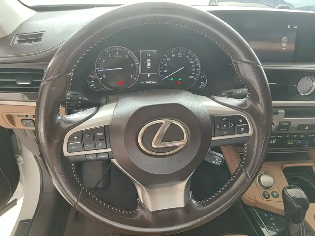Lexus ES 2016 — фото 11