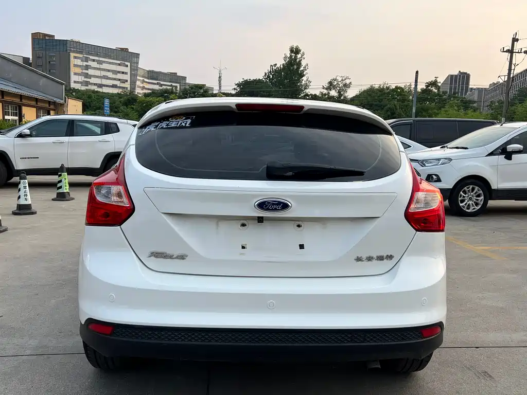 Ford Focus 2014 — фото 11