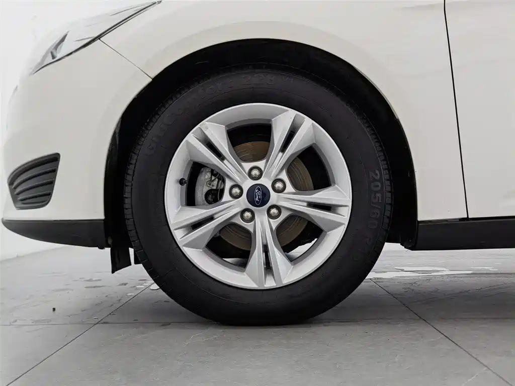 Ford Focus 2018 — фото 17