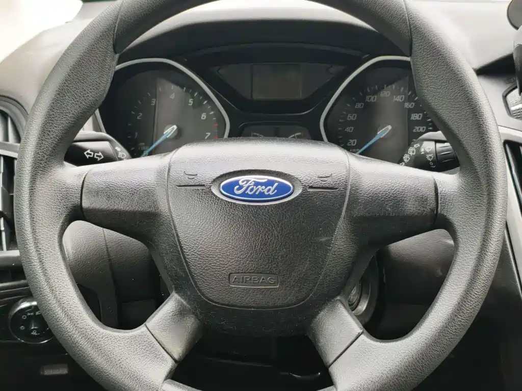 Ford Focus 2013 — фото 18