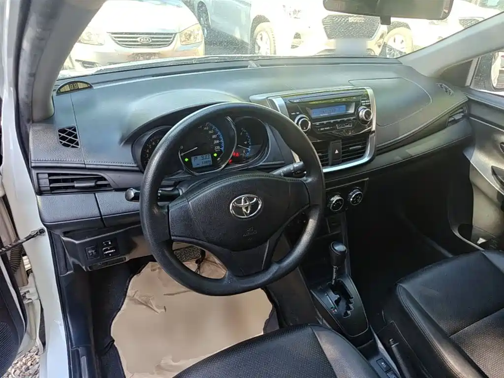 Toyota Yaris L 2019 — фото 10