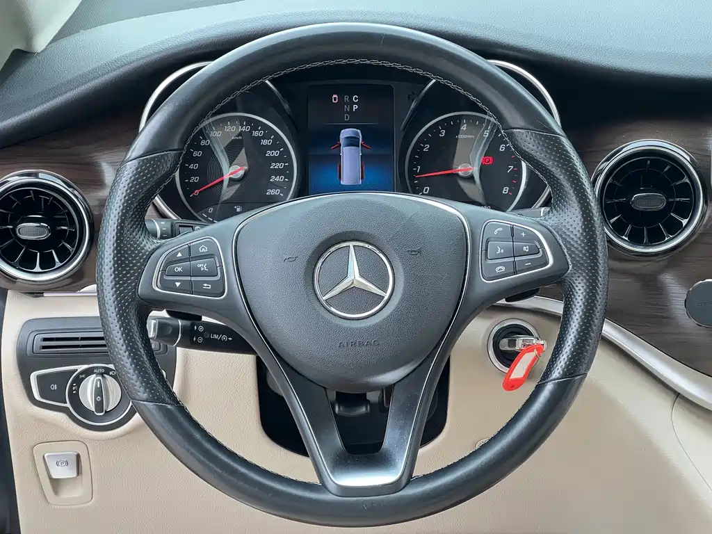 Mercedes-Benz V-Class 2022 — фото 19