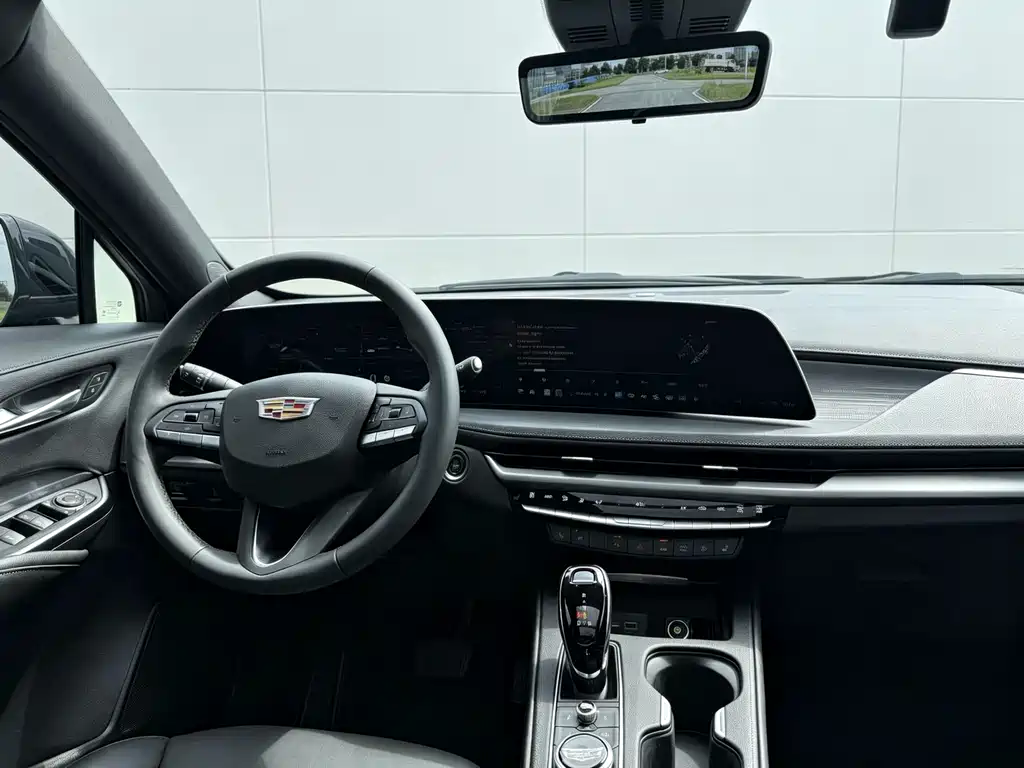Cadillac XT4 2023 — фото 8