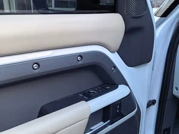 Land Rover Defender 2022