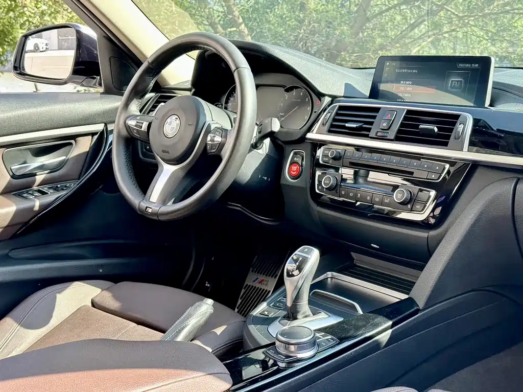BMW 3 Series 2018 — фото 16
