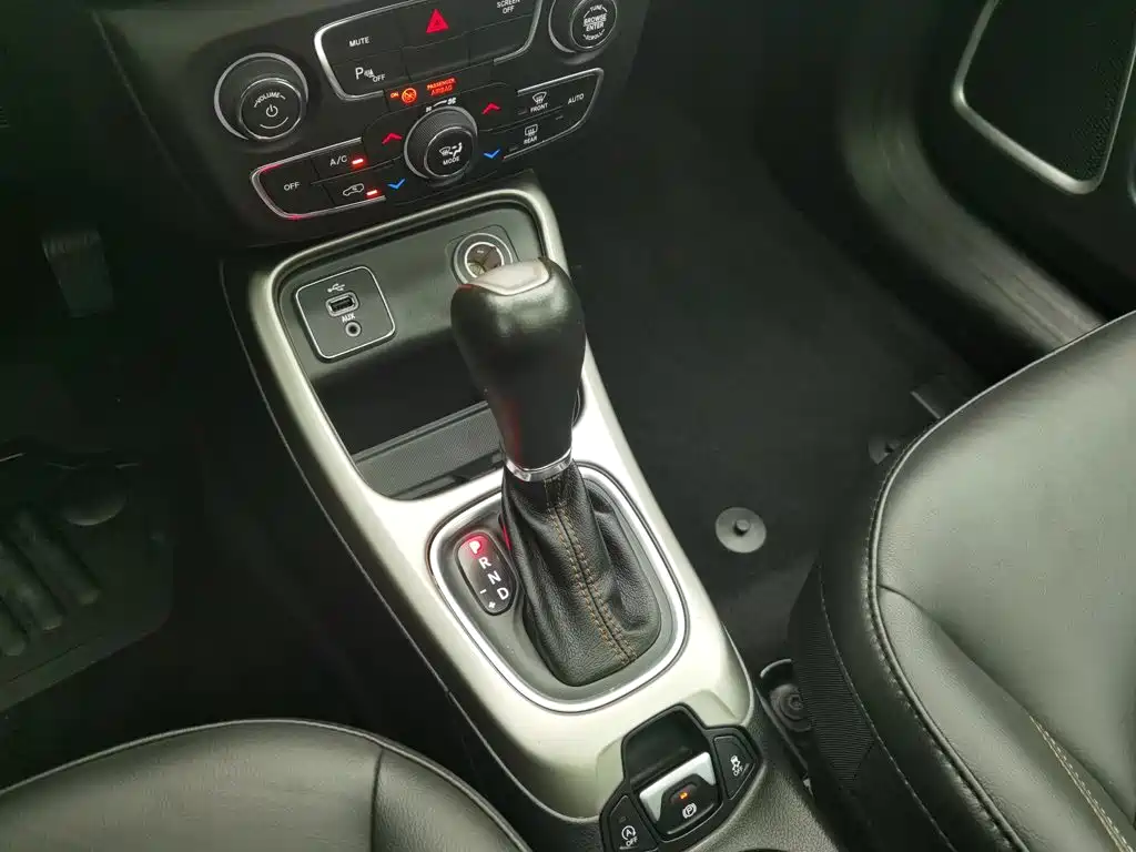 Jeep Compass 2018 — фото 13