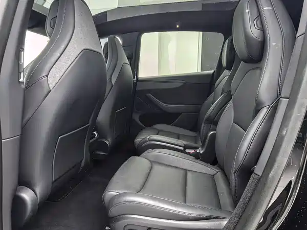 Tesla Model Y L 2025