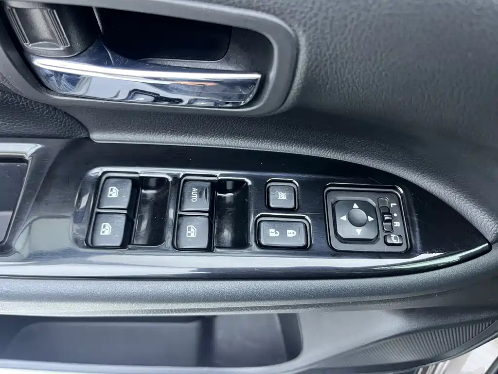 Mitsubishi Outlander 2017 — фото 11