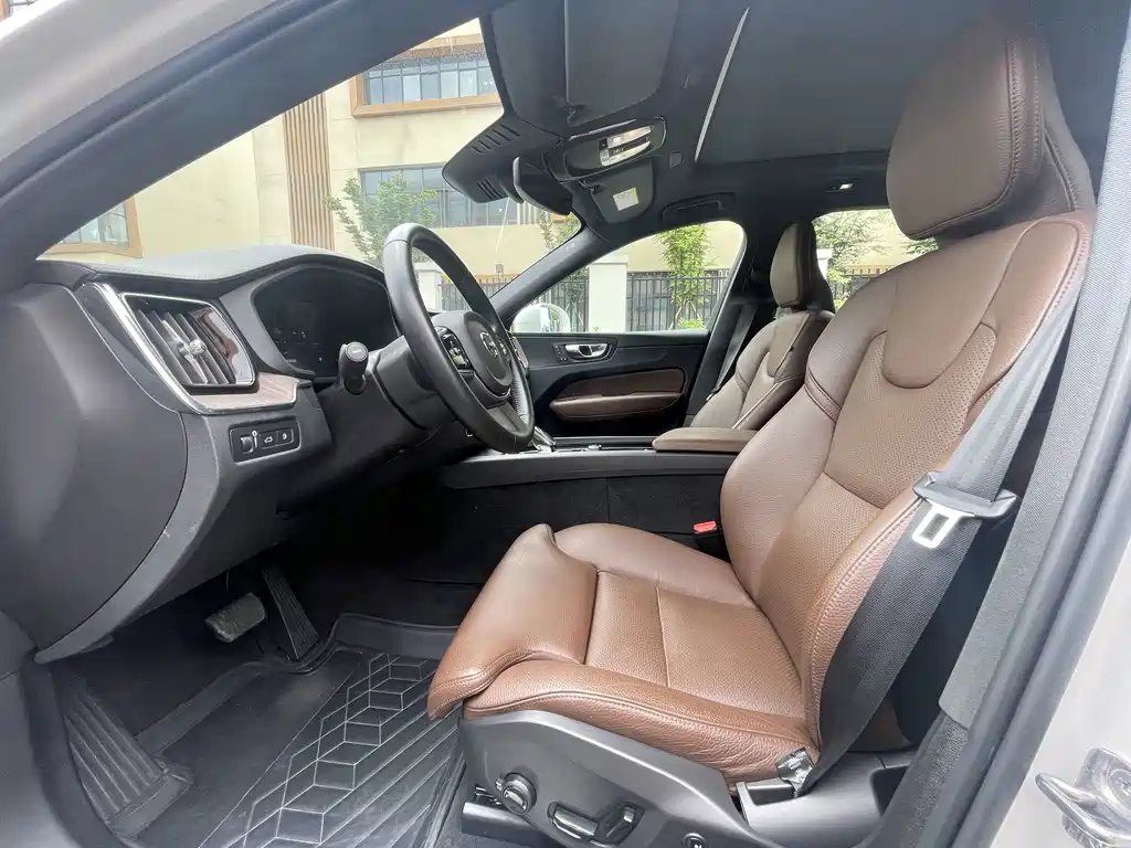 Volvo XC60 Plug-In Hybrid 2021 — фото 36