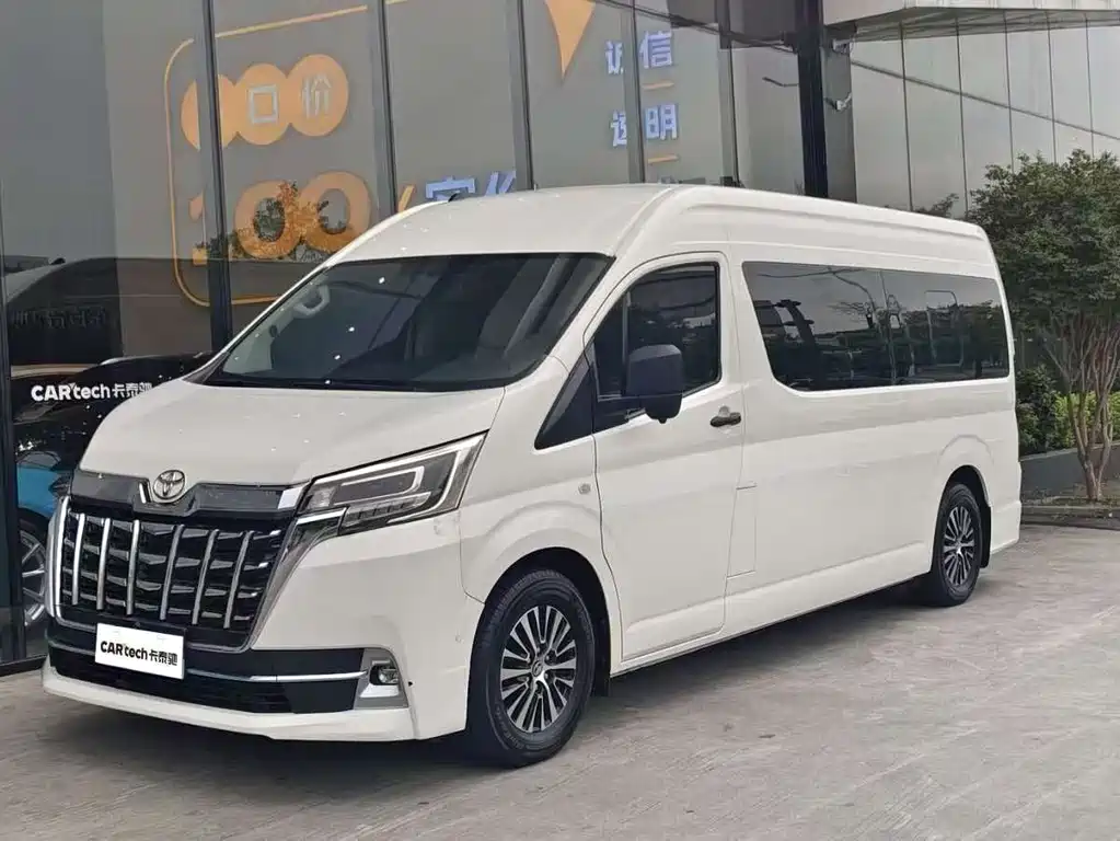 Toyota Hiace 2023 — фото 1