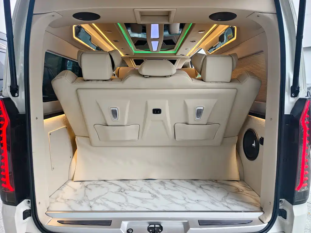 Toyota Hiace 2023 — фото 25