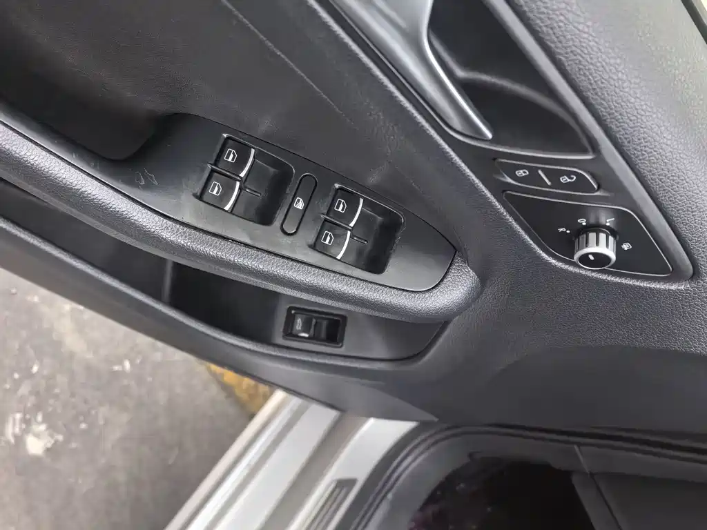 Volkswagen Sagitar 2014