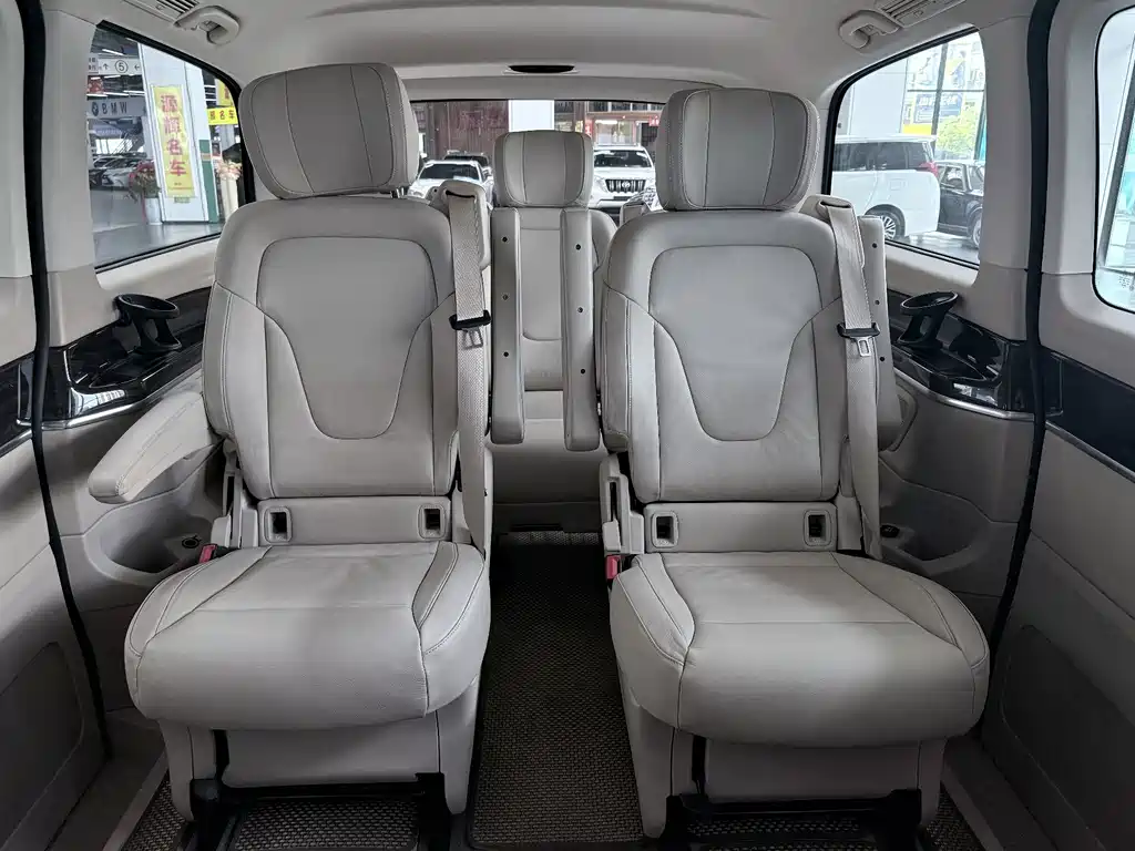 Mercedes-Benz V-Class 2017 — фото 11