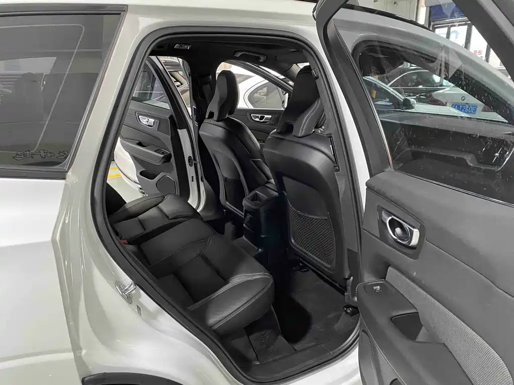 Volvo XC60 Plug-In Hybrid 2021 — фото 9