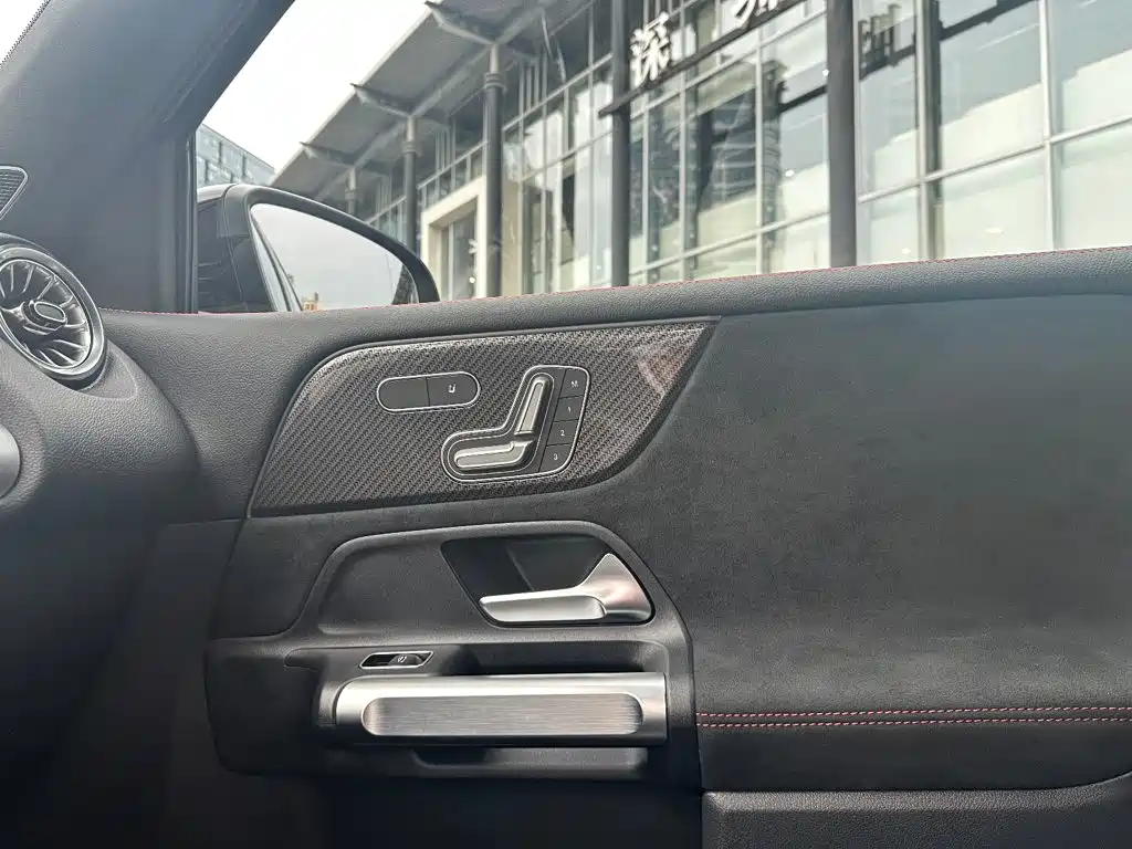 Mercedes-Benz GLB AMG 2026 — фото 11