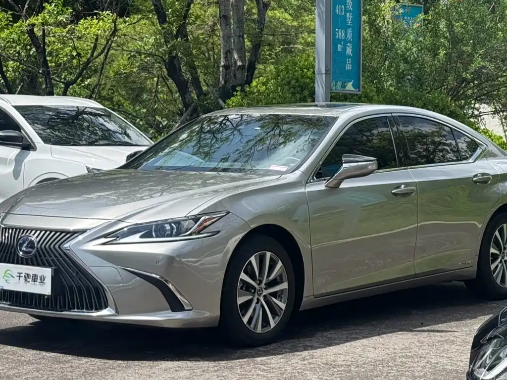 Lexus ES 2020 — фото 1