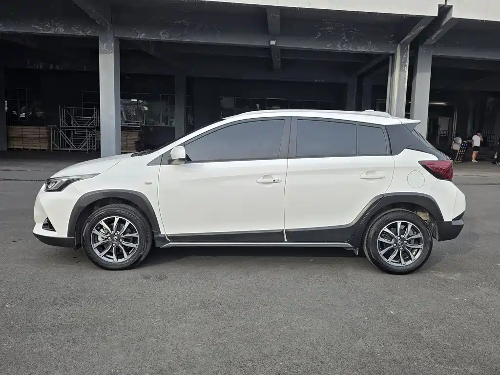 Toyota Yaris L 2023 — фото 8