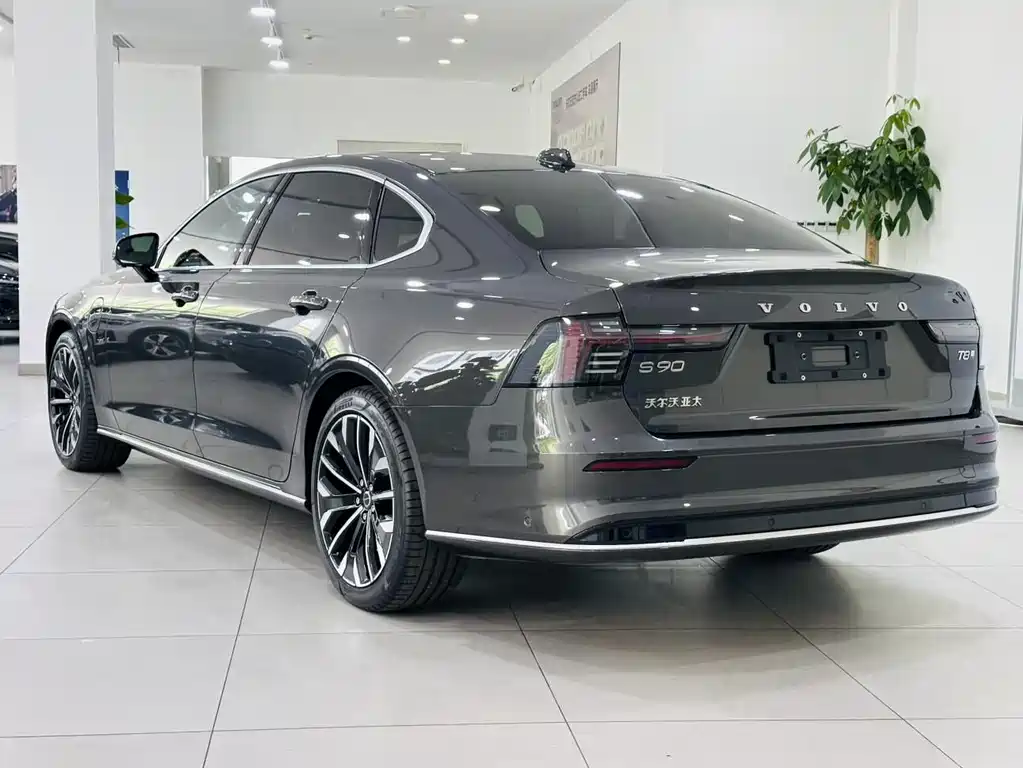 Volvo S90 Plug-In Hybrid 2026 — фото 17