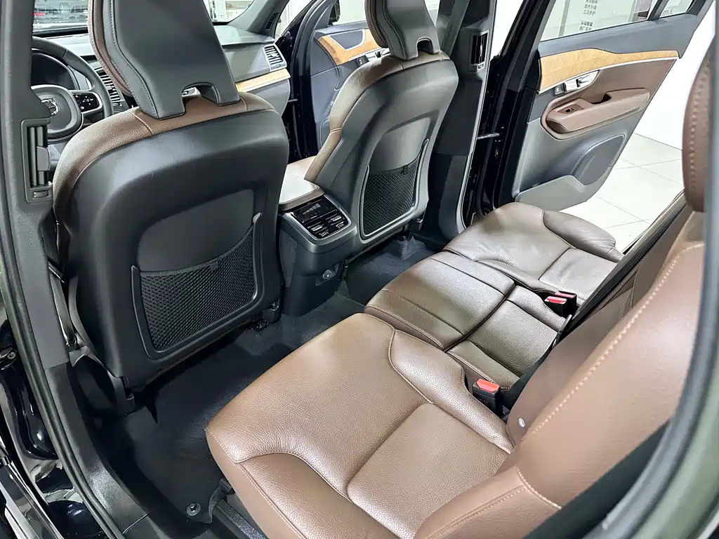 Volvo XC90 2023 — фото 12