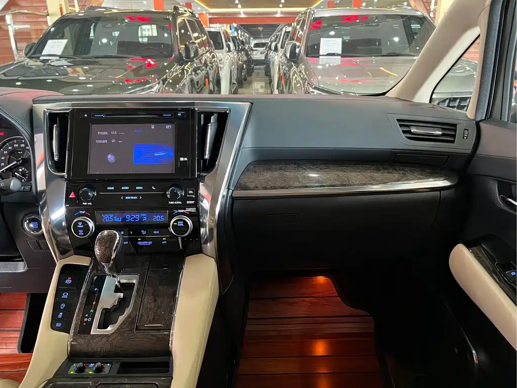 Toyota Alphard 2019 — фото 11
