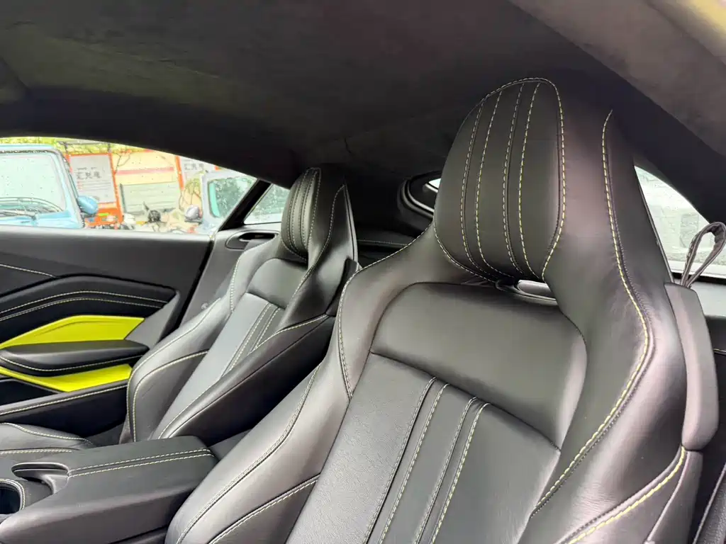 Aston Martin V8 Vantage 2018 — фото 10