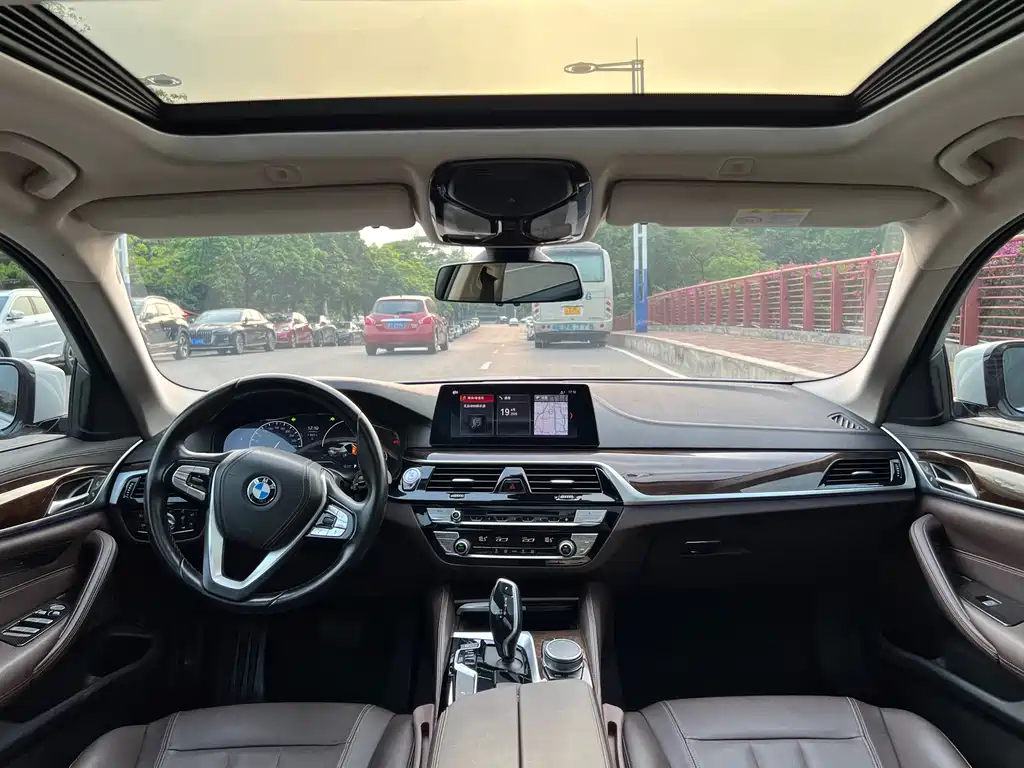 BMW 5 Series 2019 — фото 11