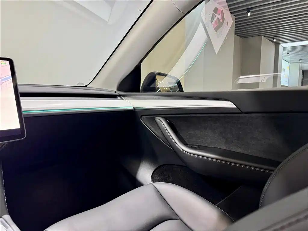 Tesla Model Y 2025 — фото 23