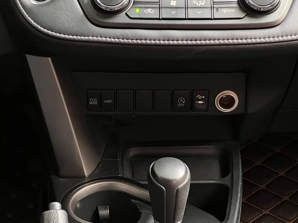 Toyota RAV4 2018 — фото 15