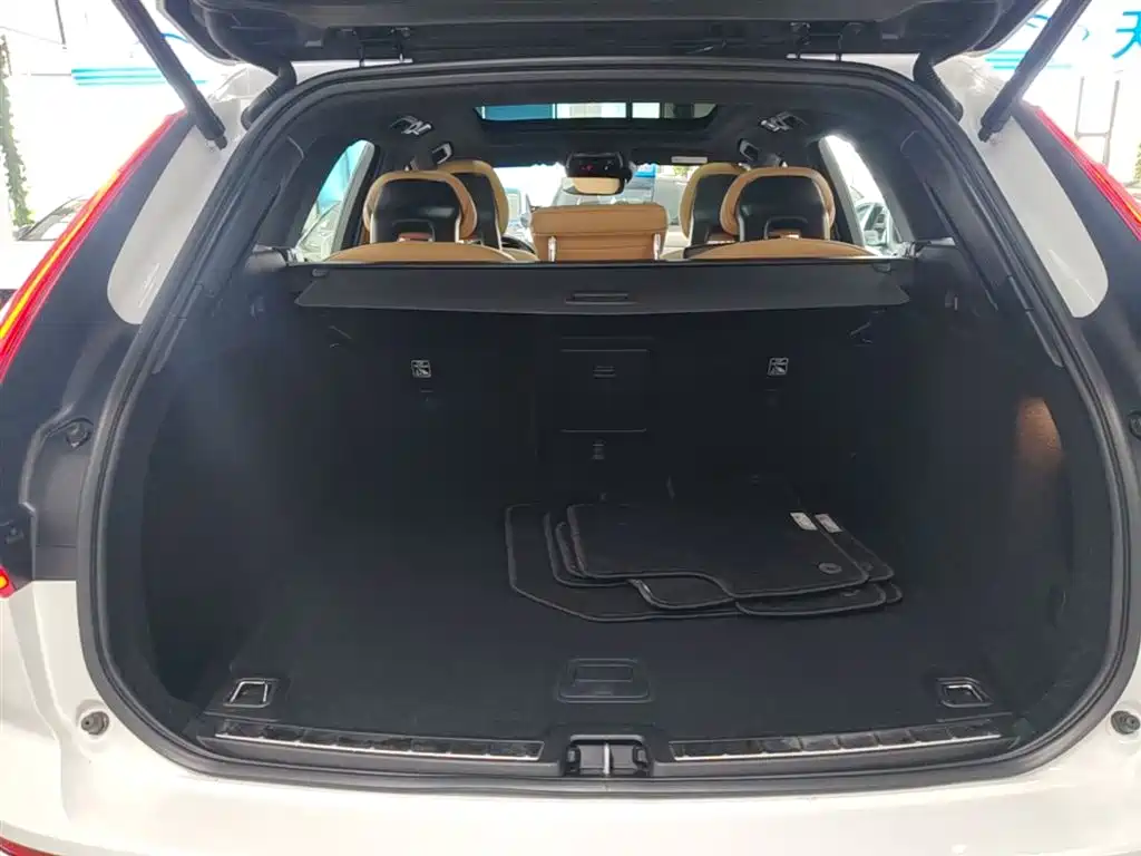 Volvo XC60 2018 — фото 19