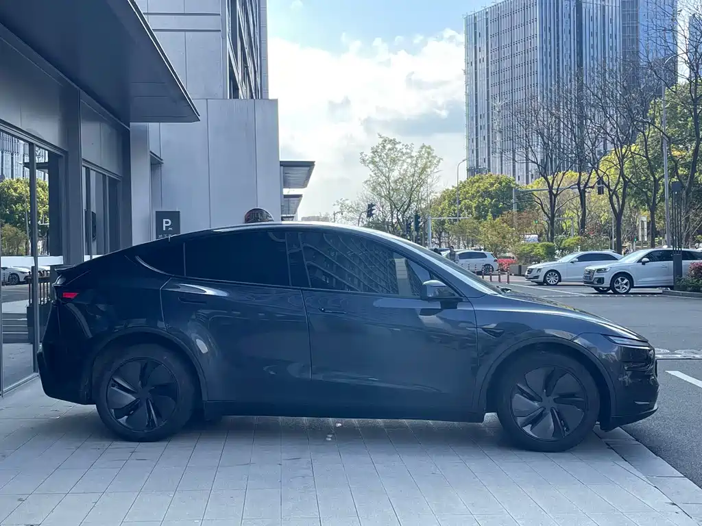Tesla Model Y 2025 — фото 4