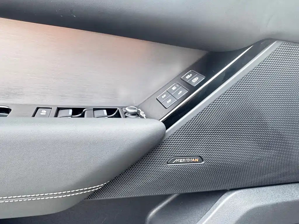 Land Rover Velar 2023 — фото 9