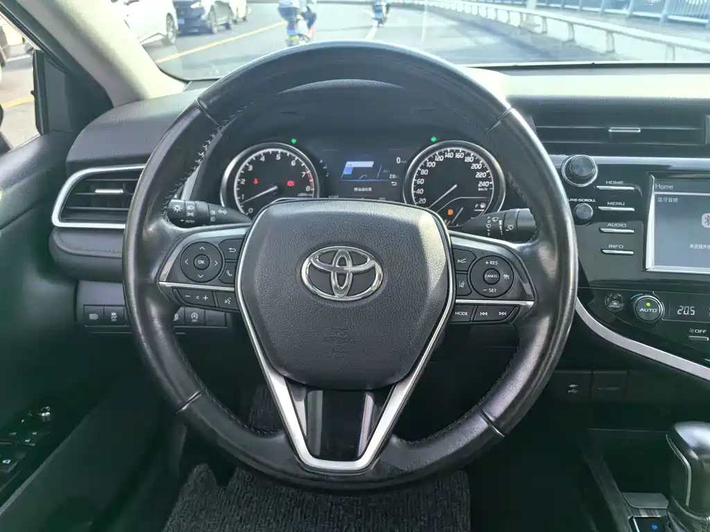 Toyota Camry 2018 — фото 16