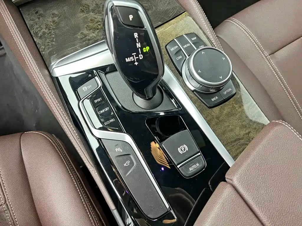 BMW 5 Series 2019 — фото 17
