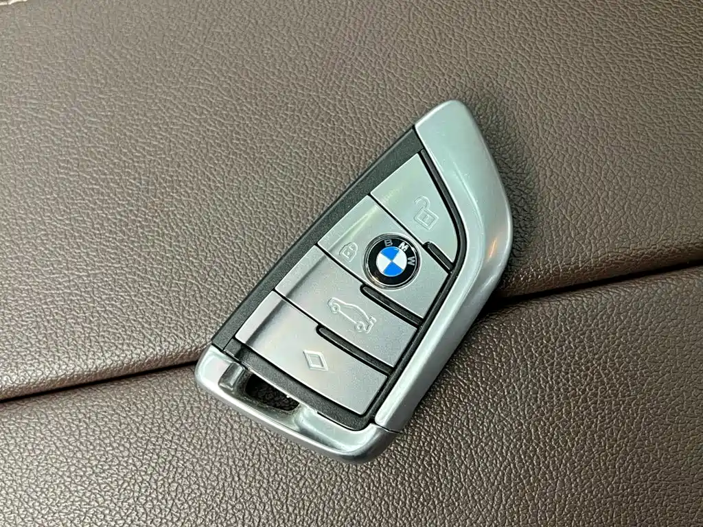 BMW 5 Series 2019 — фото 18