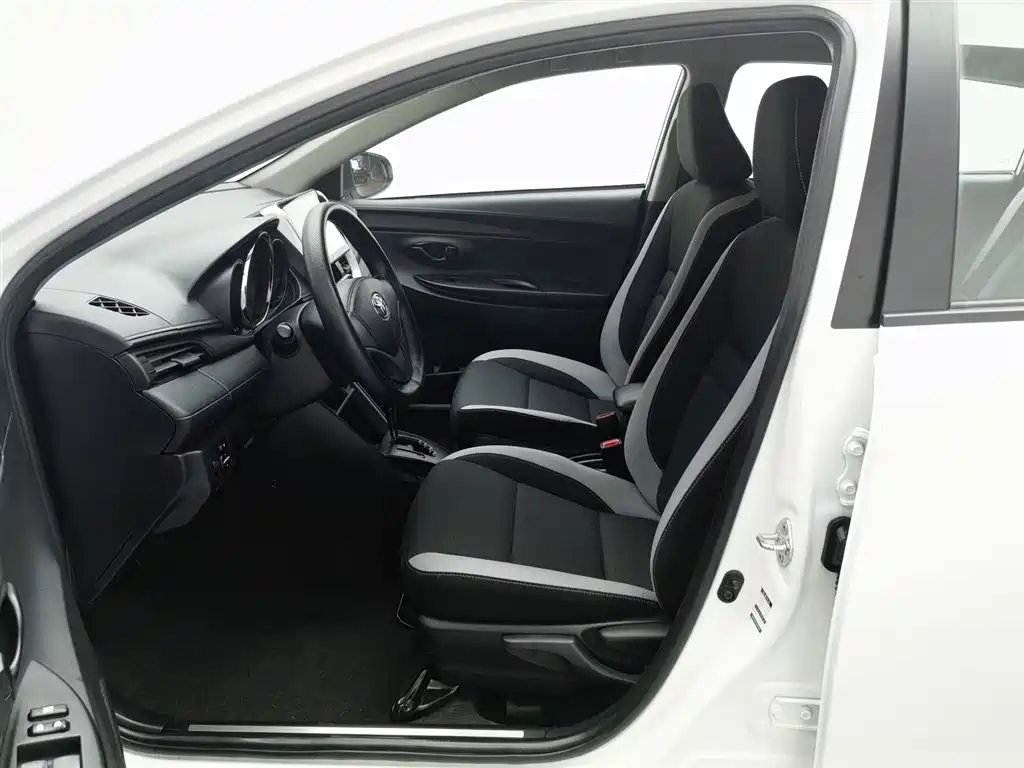 Toyota Yaris L 2020 — фото 10