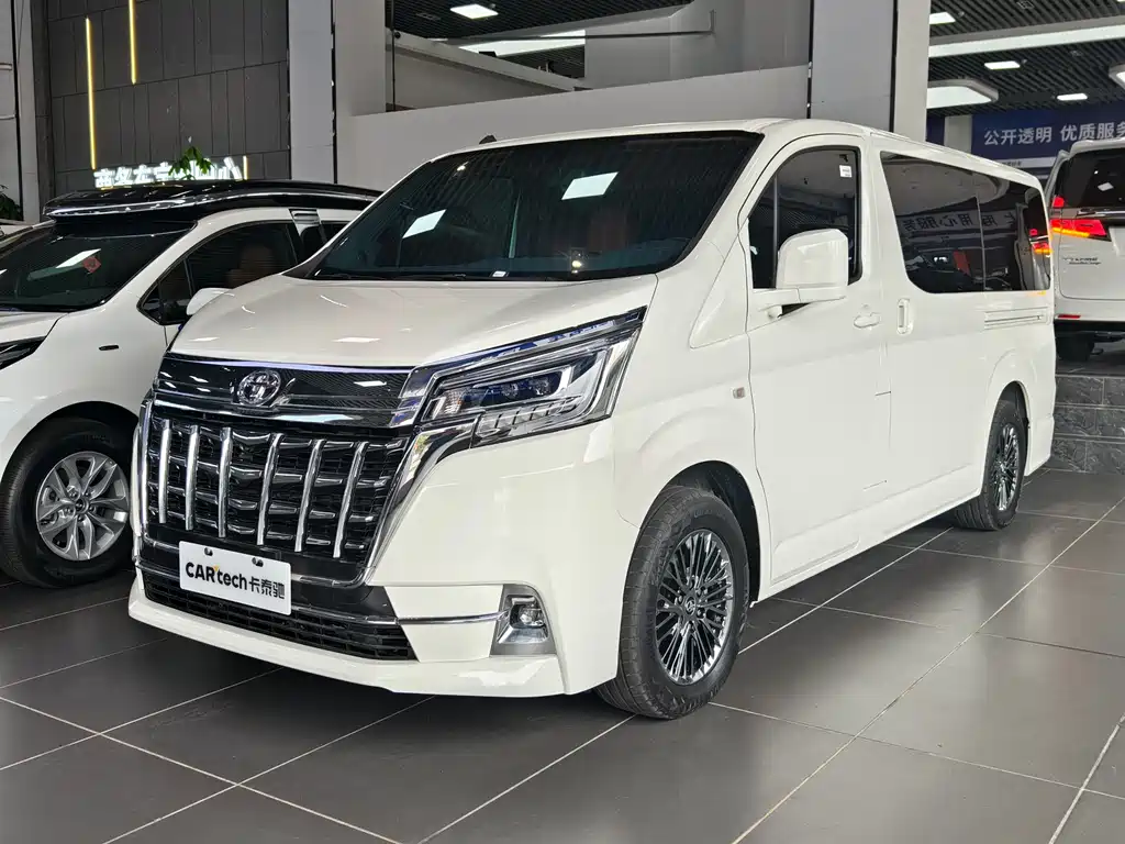 Toyota Hiace — фото 1