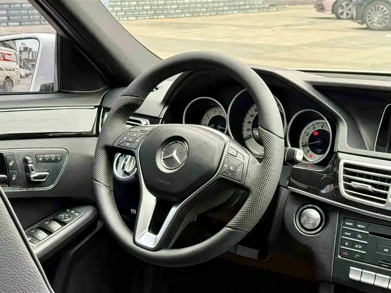 Mercedes-Benz E-Class 2016 — фото 16