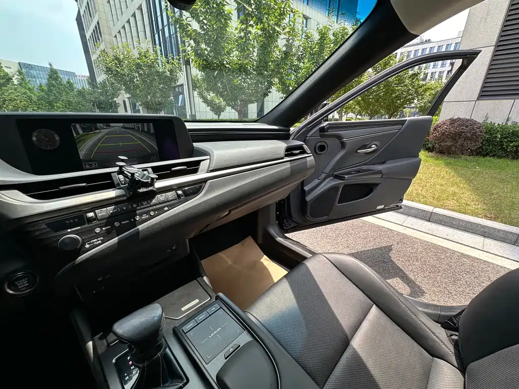 Lexus ES 2020 — фото 19