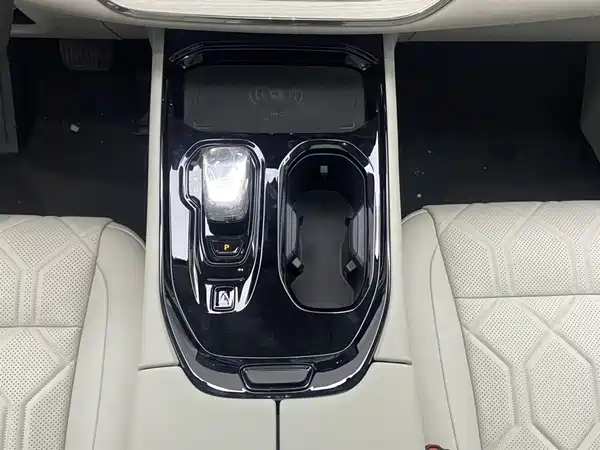 Volvo EM90 2025